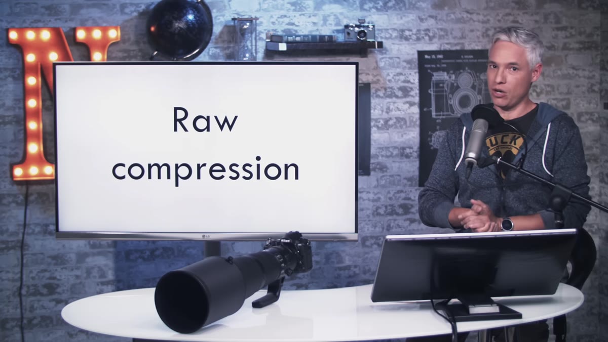 Camera menu showing lossless compressed RAW option selected